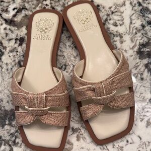 Vince Camuto Neutral Beige Bow-Accent Slide Sandals
New ..size 9..ladies